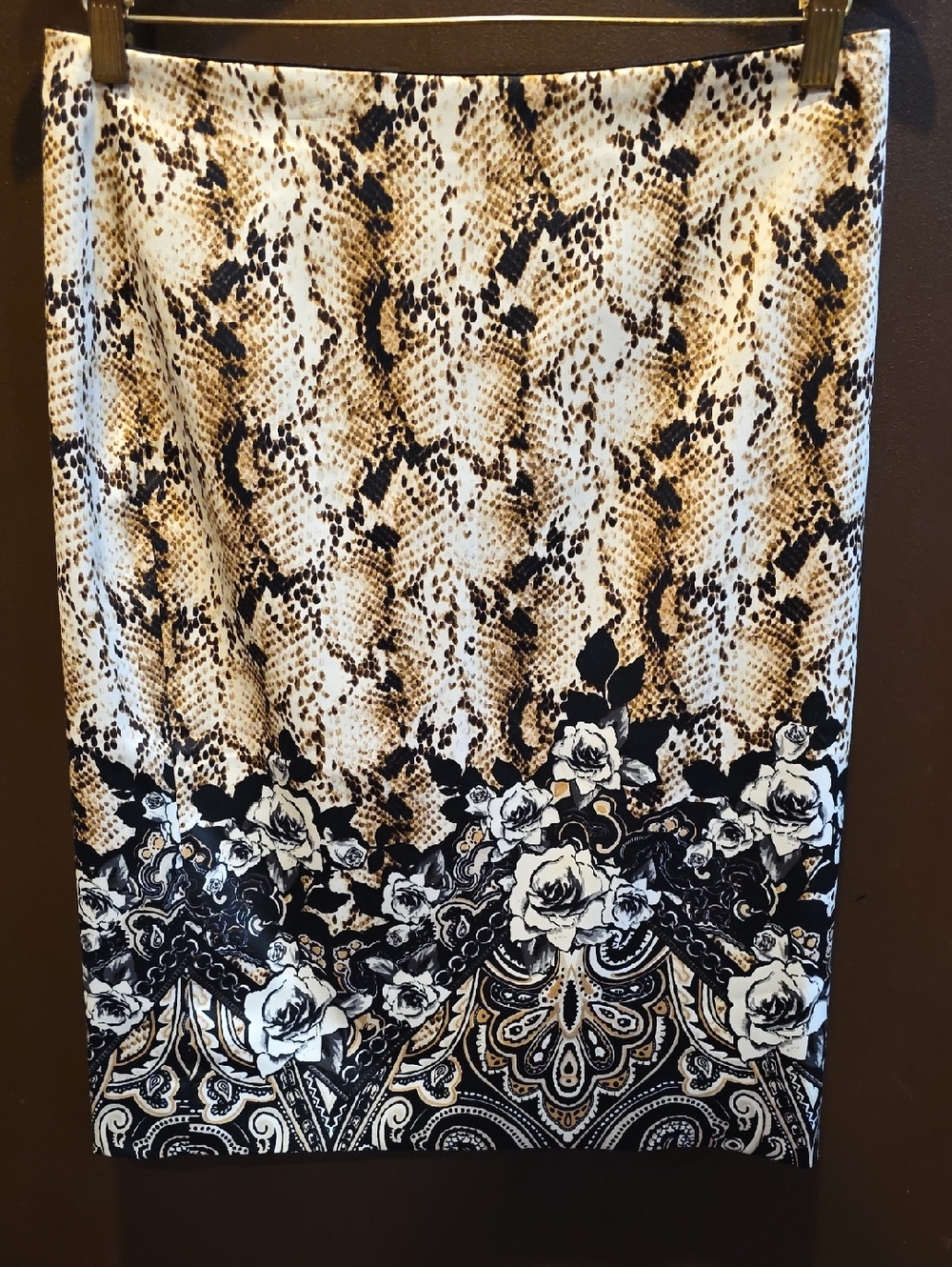 725. White House Black Market Snake & Floral Border Pencil Skirt - Size 6